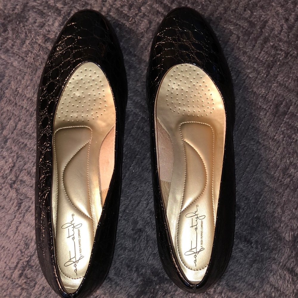 Women’s size 11 wide black textured hush puppies Angel 11 dress shoes